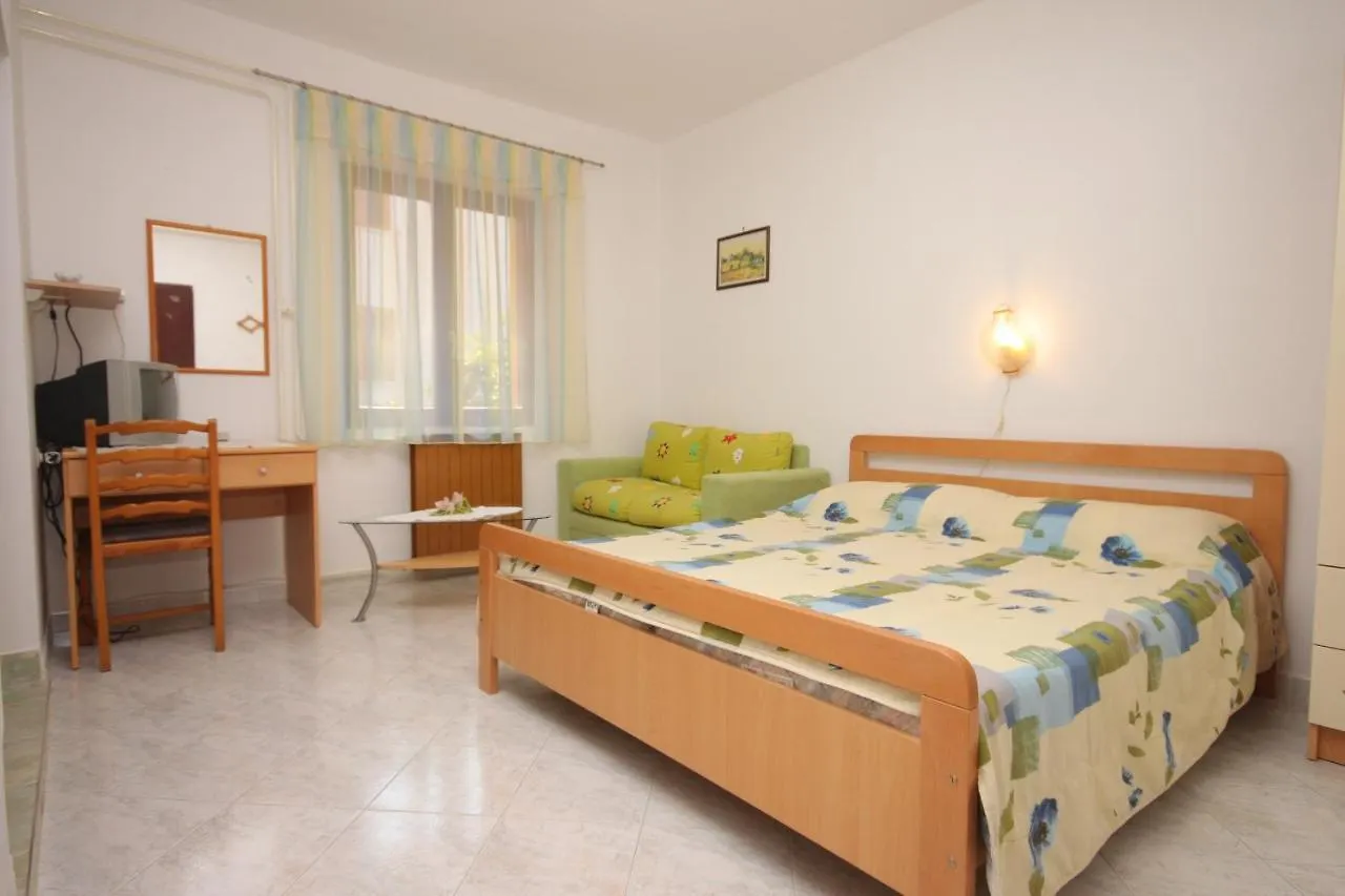 Apartments With A Parking Space Novigrad - 7135