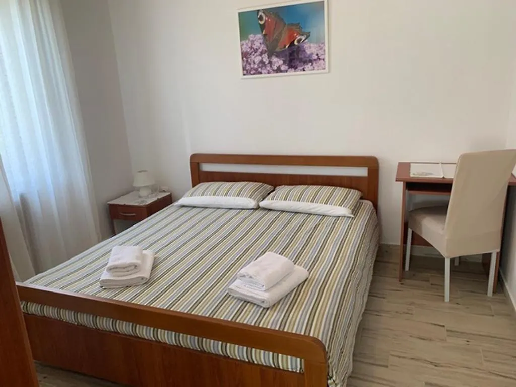 Apartments With A Parking Space Novigrad - 7135