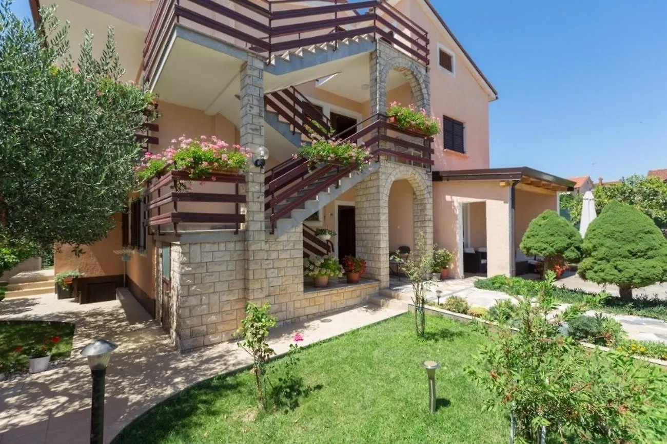 Apartments With A Parking Space Novigrad - 7135